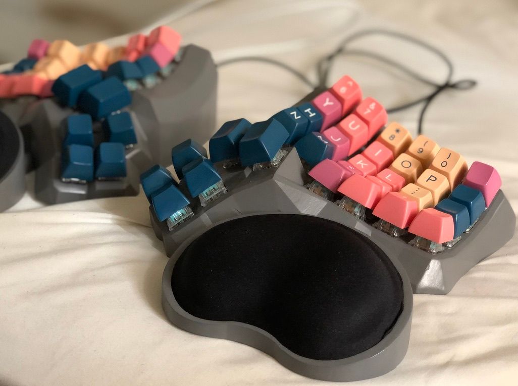 Building a Dactyl Manuform keyboard with hot-swappable sockets